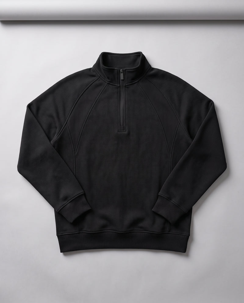 Sweat noir à demi-zip présenté à plat, entièrement déplié, avec col montant et fermeture éclair.