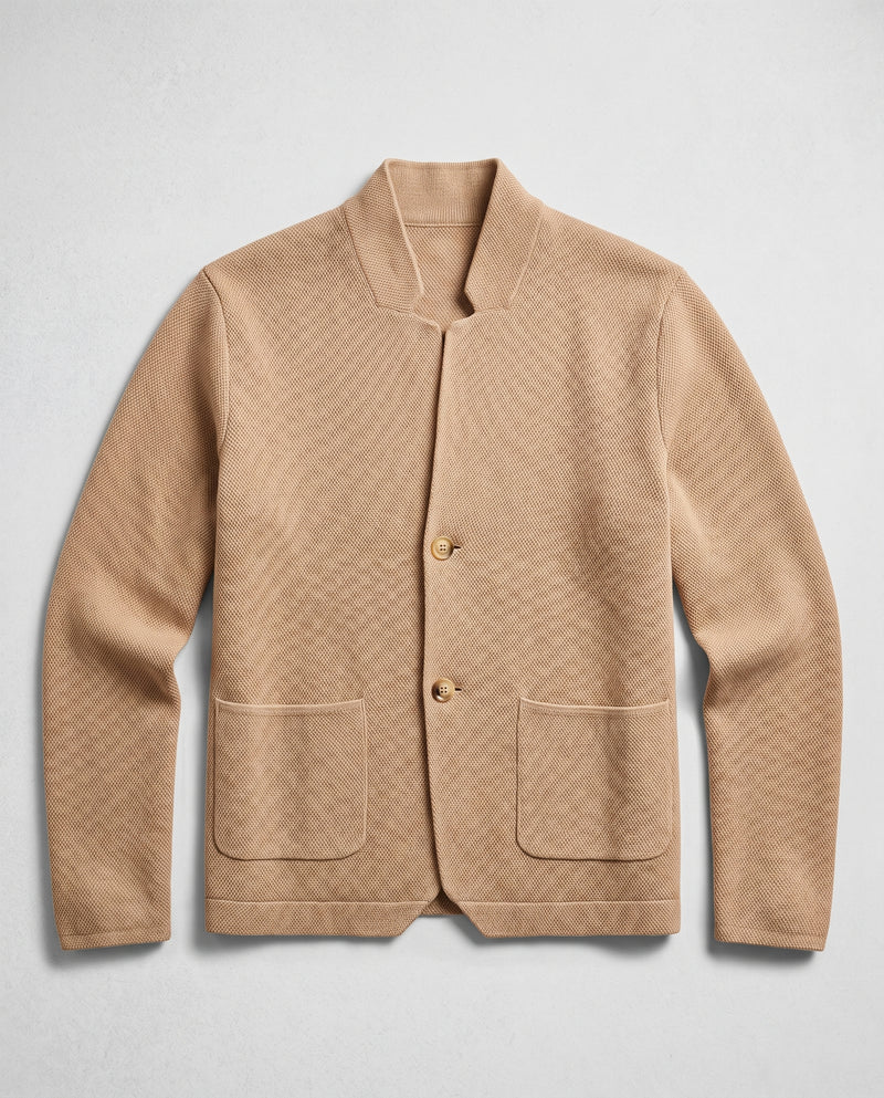 Veste en maille texturée beige à plat, vue de face, deux boutons, deux poches plaquées, col montant.
