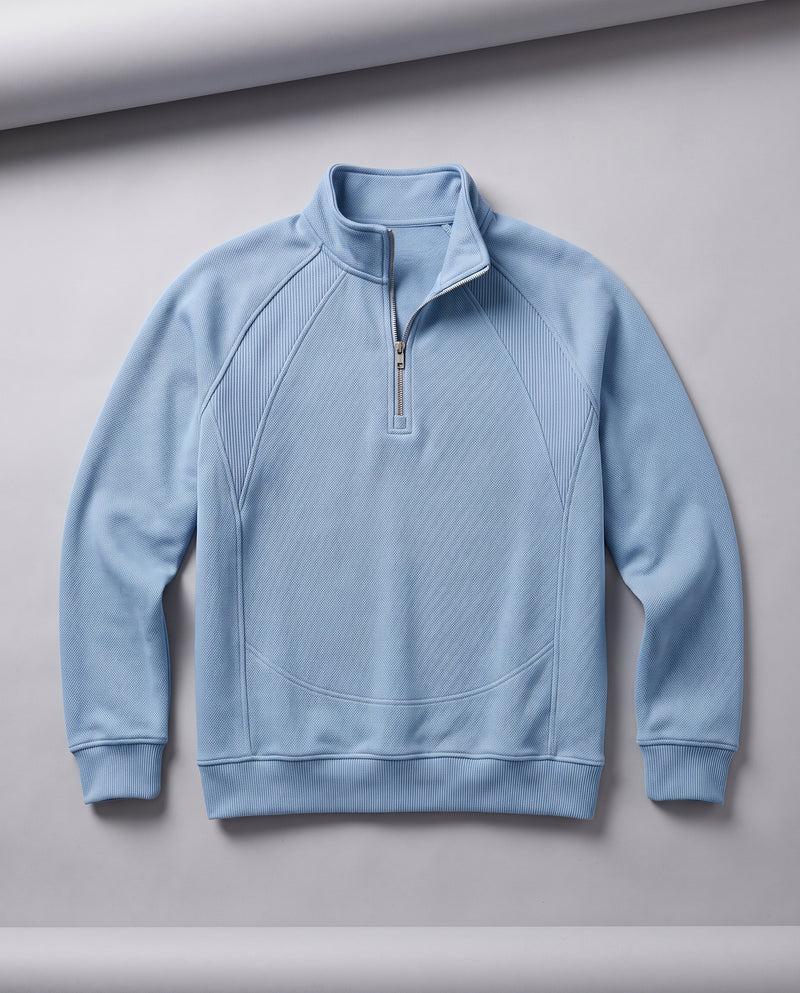 Sweat bleu clair à demi-zip présenté à plat, entièrement déplié, avec col montant et fermeture éclair.