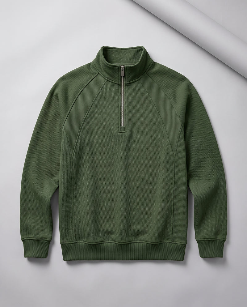 Sweat vert kaki foncé à demi-zip présenté à plat, entièrement déplié, avec col montant et fermeture éclair.