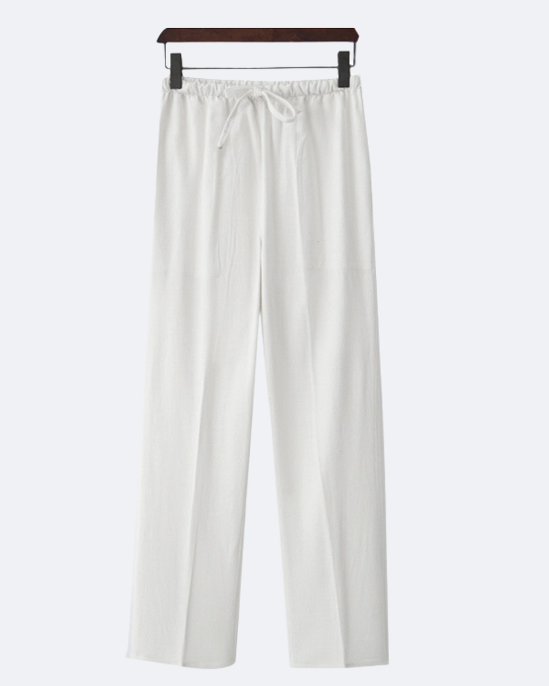 Pantalon blanc à cordon de serrage sur un cintre en bois, vue de face