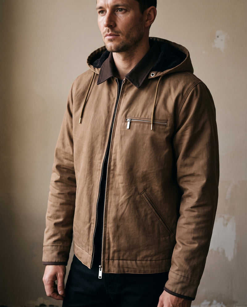 Veste à capuche Drake en marron, portée, vue de trois quarts, poche zippée à hauteur de poitrine visible sur le devant.
