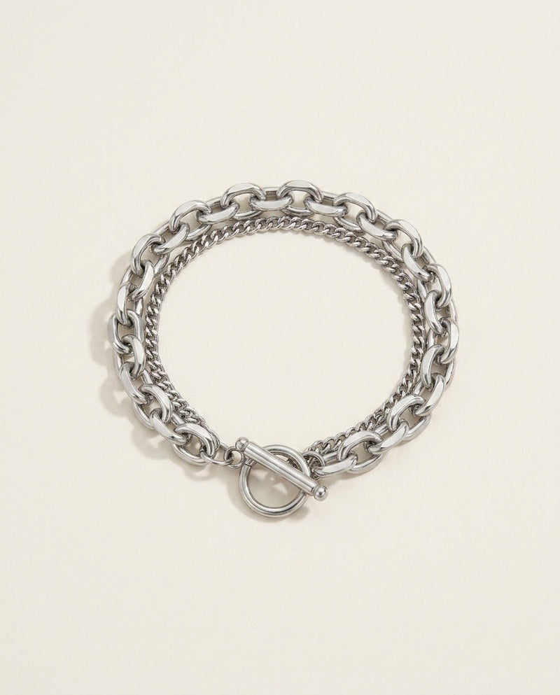 Bracelet chaîne double rang argenté à fermoir en T, posé à plat