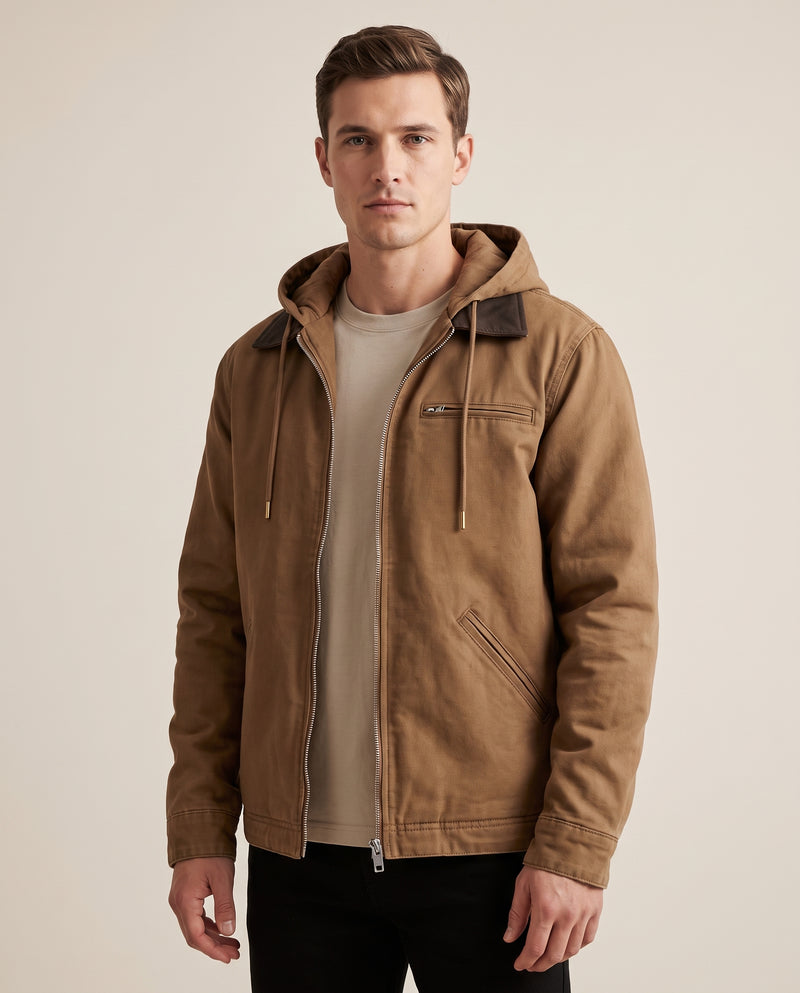 Homme portant la veste à capuche Drake en marron, fermeture éclair zippée sur le devant, cordons de capuche visibles, col à pointes contrastantes marron foncé.