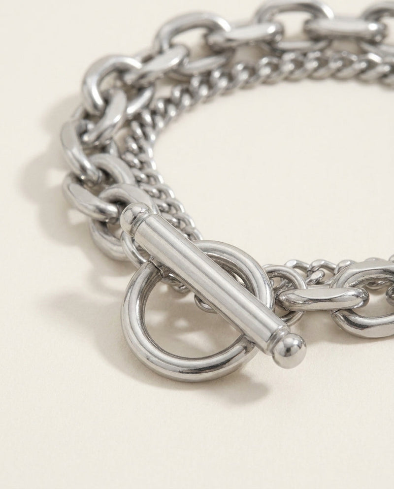 Gros plan sur le fermoir en T d'un bracelet chaîne double rang argenté