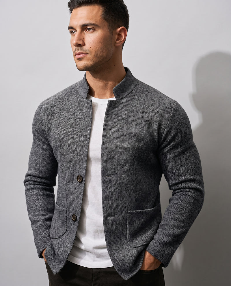 Veste en maille texturée grise pour homme, vue de trois-quarts, manches longues, fermeture par boutons, col montant sans revers.