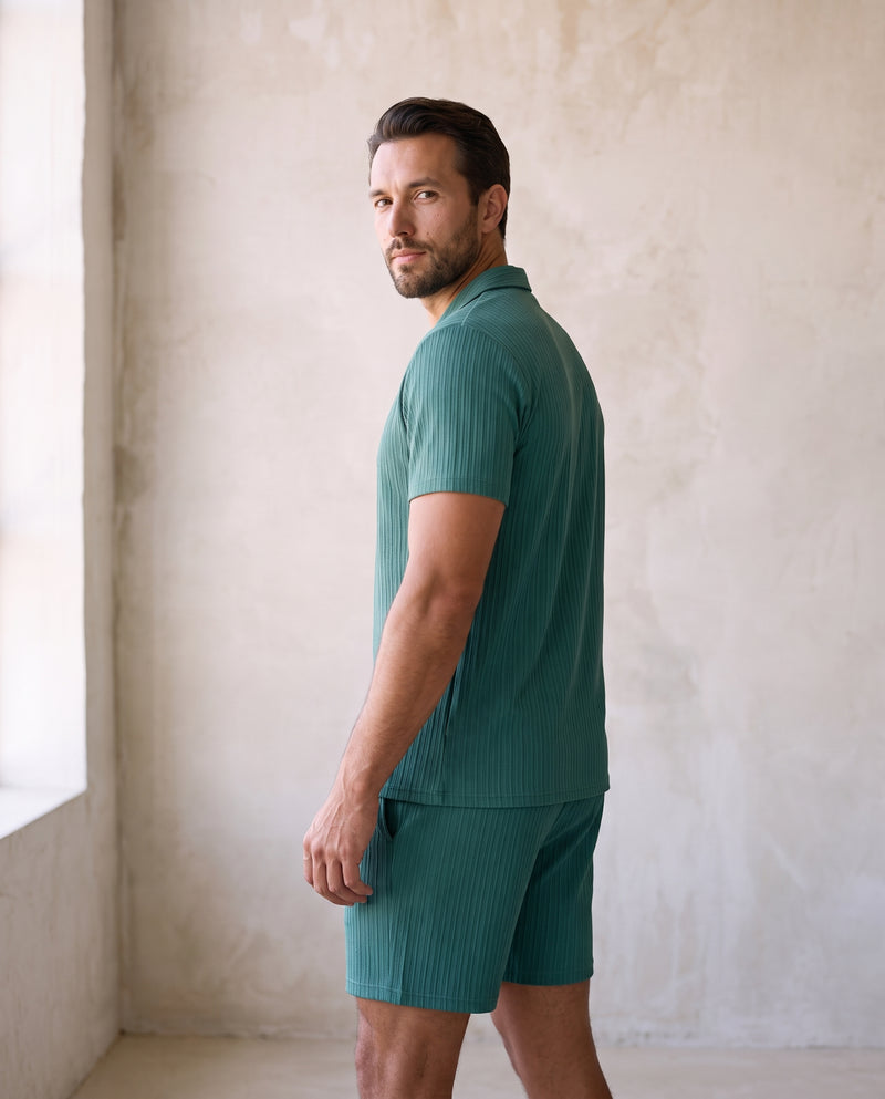Mannequin en ensemble chemise et short vert, vue de trois quarts dos