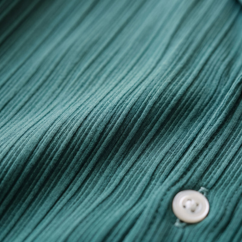 Gros plan sur la texture du tissu vert à côtes verticales
