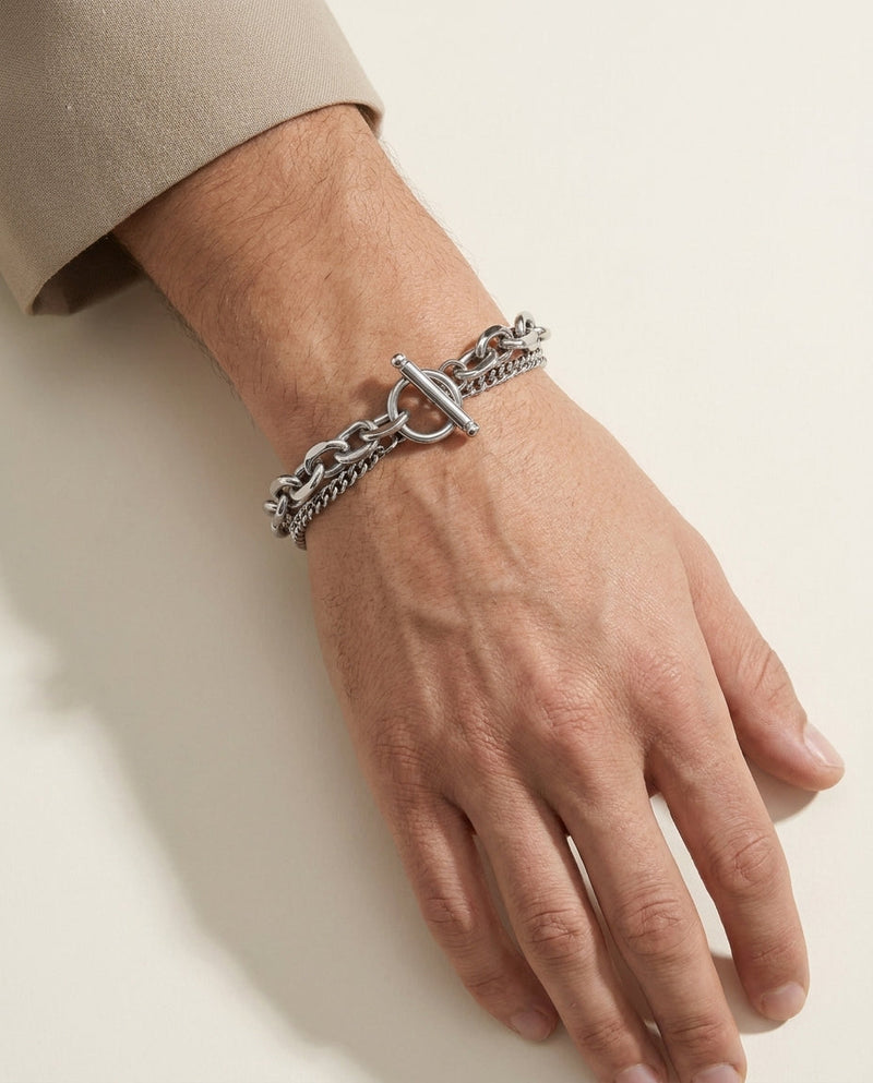 Mannequin portant un bracelet chaîne double rang argenté au poignet