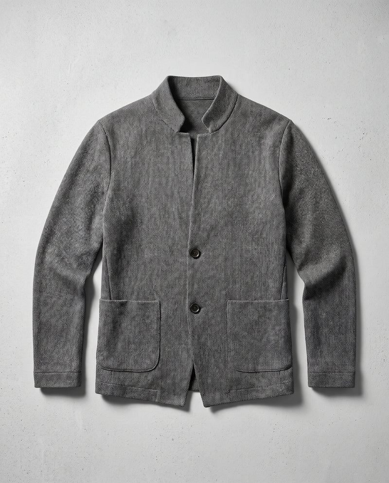Veste en maille texturée grise à plat, vue de face, deux boutons, deux poches plaquées, col montant.