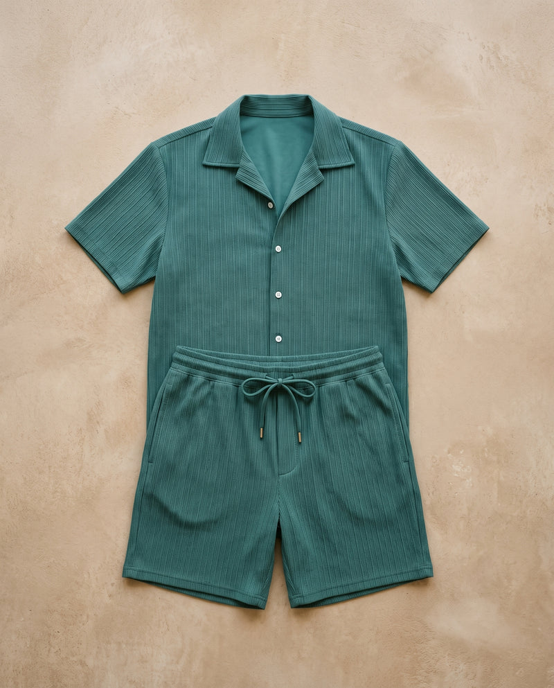 Ensemble chemise à manches courtes et short vert, à plat