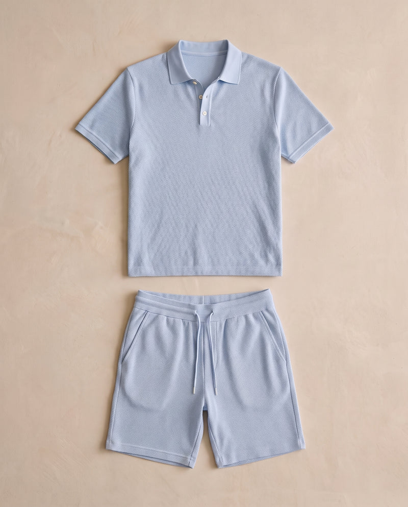 Ensemble polo et short en maille texturée bleu clair, posé à plat