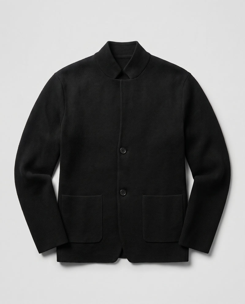 Veste en maille texturée noire à plat, vue de face, deux boutons, deux poches plaquées, col montant.