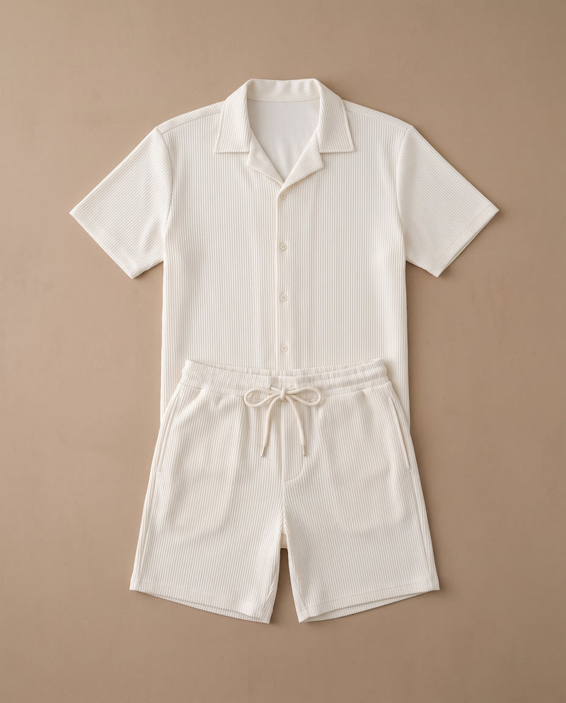 Ensemble chemise à manches courtes et short écru, à plat