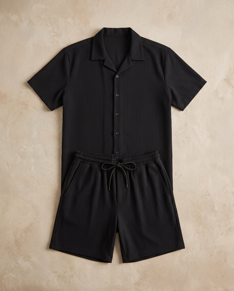 Ensemble chemise à manches courtes et short noir, à plat