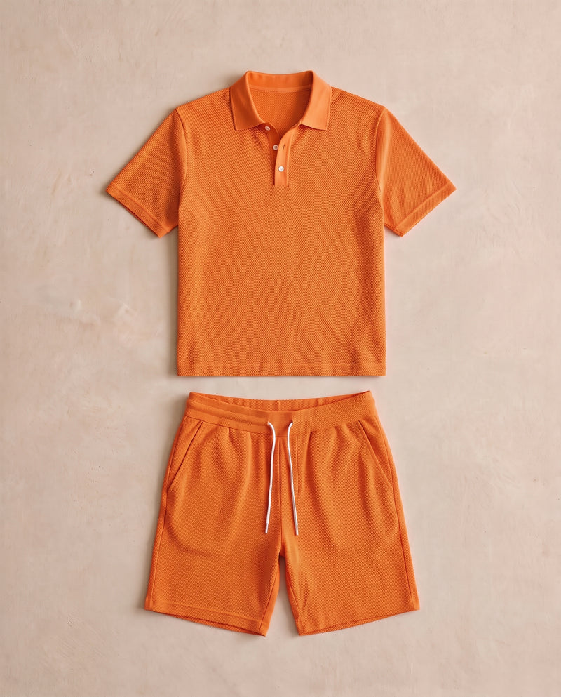 Ensemble polo et short en maille texturée orange, posé à plat