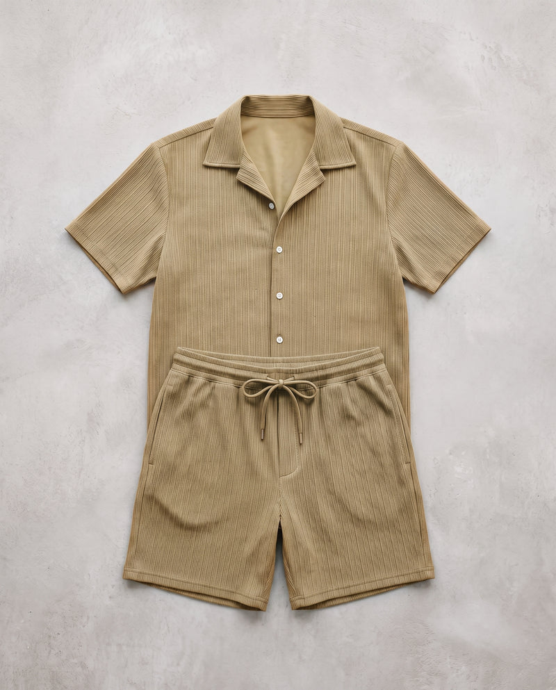 Ensemble chemise à manches courtes et short kaki, à plat