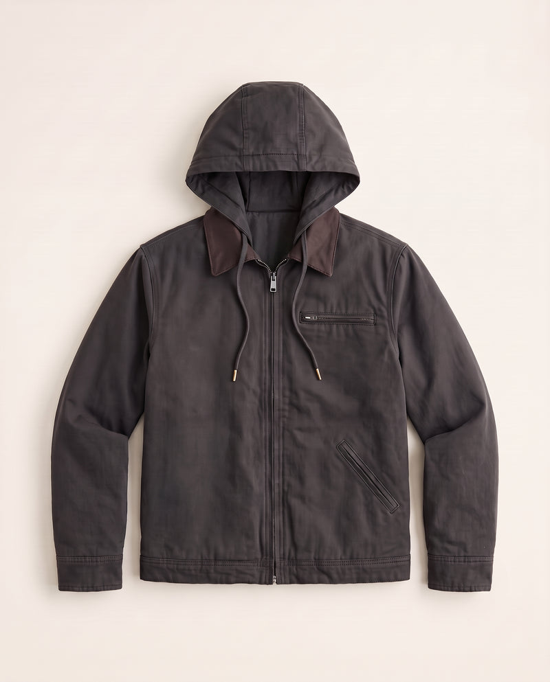 Veste à capuche Drake en noir à plat, col marron foncé et embouts dorés des cordons visibles.