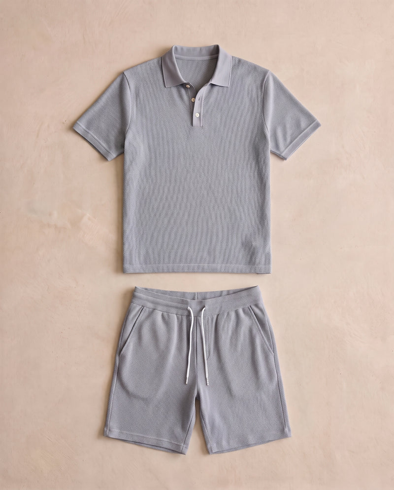 Ensemble polo et short en maille texturée gris clair, posé à plat