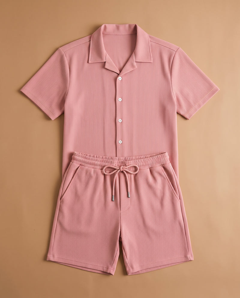 Ensemble chemise à manches courtes et short rose, à plat
