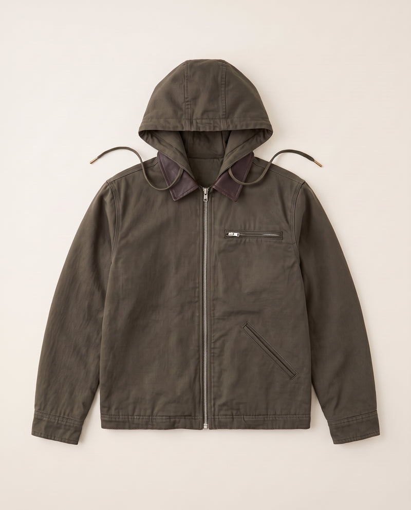 Veste à capuche Drake en kaki à plat, capuche déployée, fermeture éclair et cordons visibles.