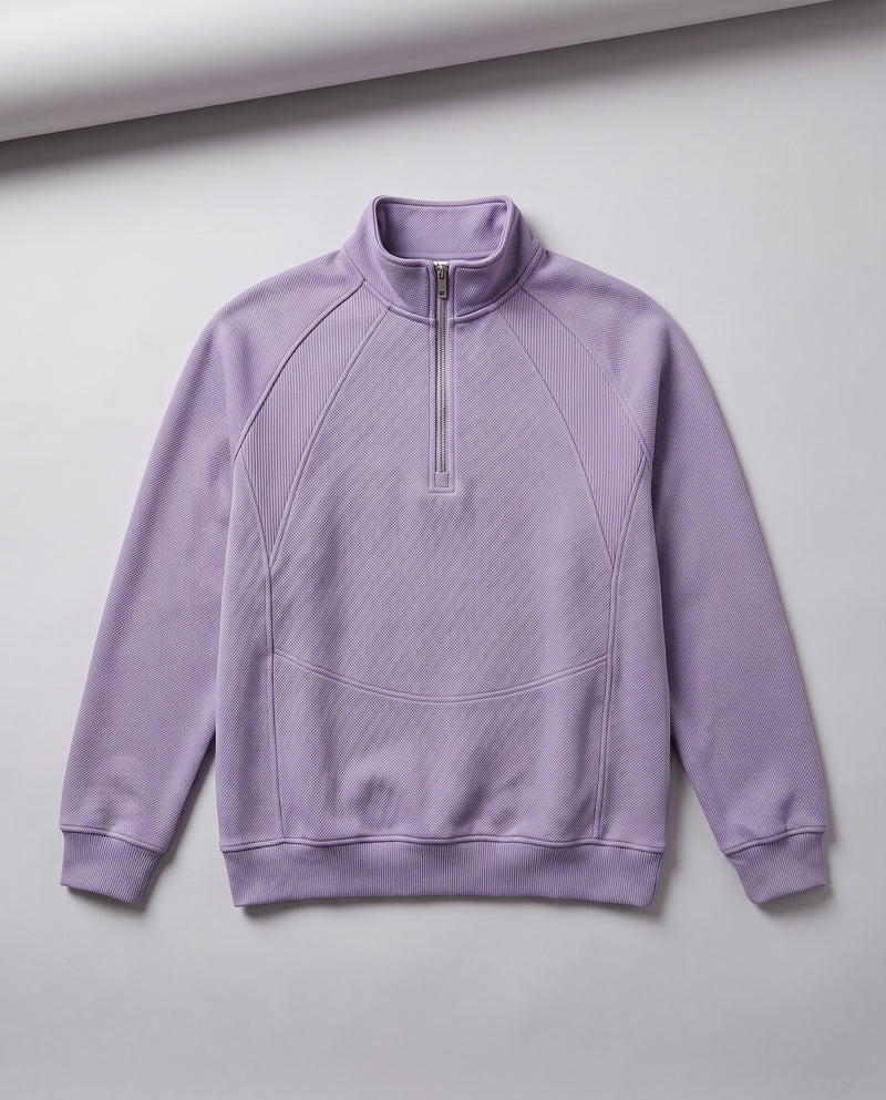 Sweat violet lilas à demi-zip présenté à plat, entièrement déplié, avec col montant et fermeture éclair.