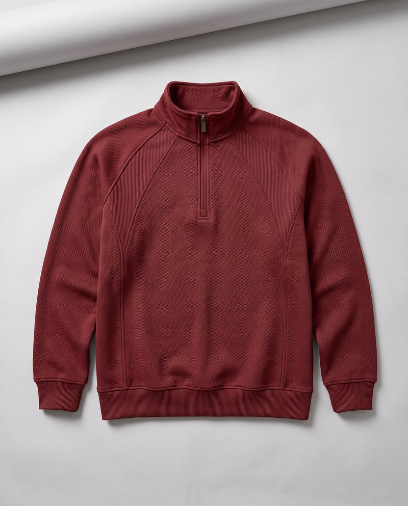 Sweat rouge bordeaux foncé à demi-zip présenté à plat, entièrement déplié, avec col montant et fermeture éclair.