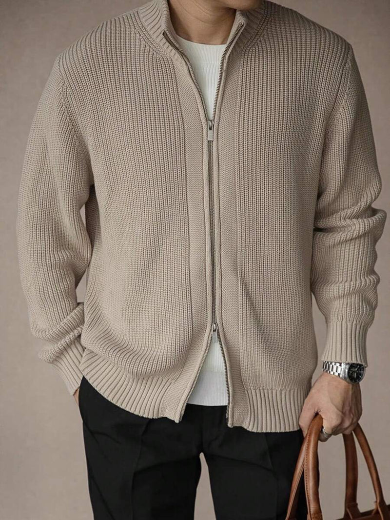 Cardigan zippé en maille côtelée camel porté ouvert sur un t-shirt blanc avec un pantalon noir