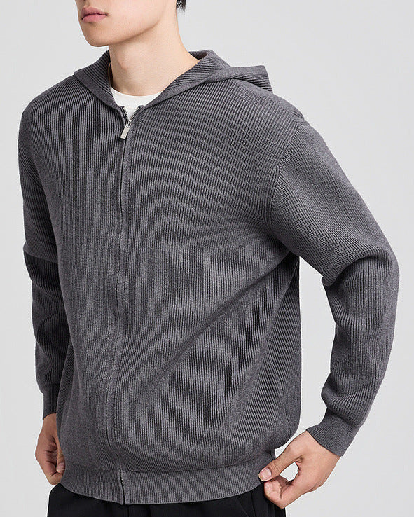 Cardigan en maille à capuche gris foncé, vue de trois quarts de la capuche et de la fermeture éclair
