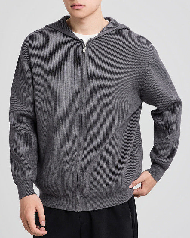 Cardigan en maille à capuche gris foncé, gros plan sur la maille côtelée et la fermeture éclair