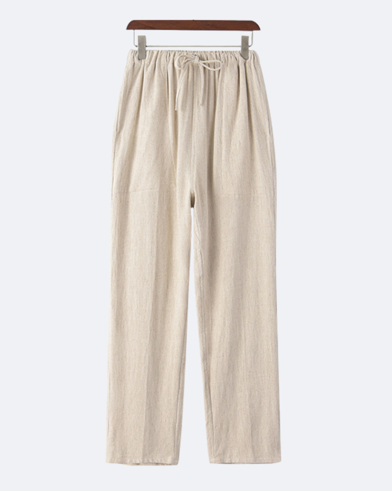 Pantalon crème à cordon de serrage sur un cintre en bois, vue de face