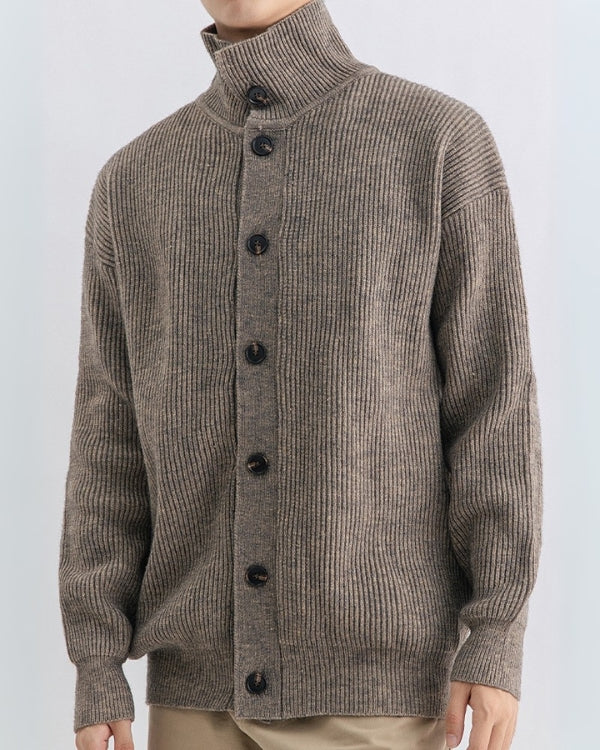 Cardigan en maille côtelée marron boutonné jusqu'au col montant, vue de face
