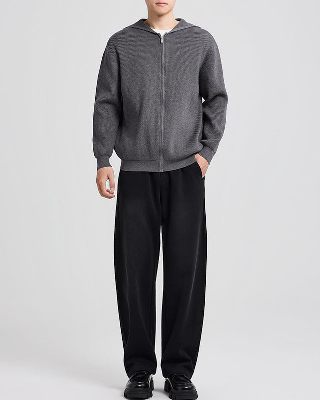 Cardigan en maille à capuche gris foncé porté avec un pantalon noir, vue de face en pied