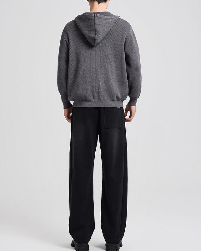 Cardigan en maille à capuche gris foncé porté avec un pantalon noir, vue de dos en pied
