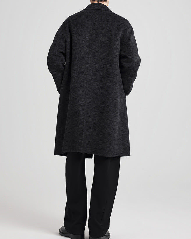 Manteau noir, vue de dos en pied