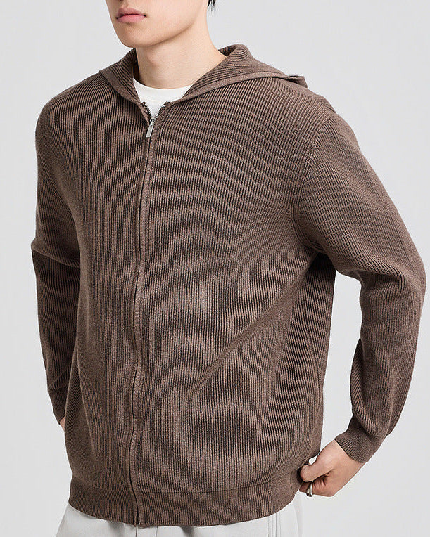 Cardigan en maille à capuche marron, vue de trois quarts de la capuche et de la fermeture éclair