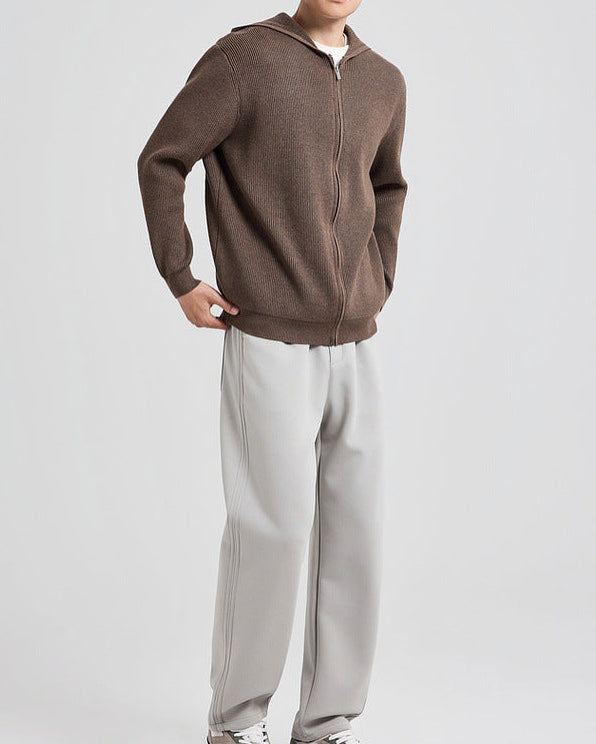 Cardigan en maille à capuche marron porté avec un pantalon gris, vue de face en pied