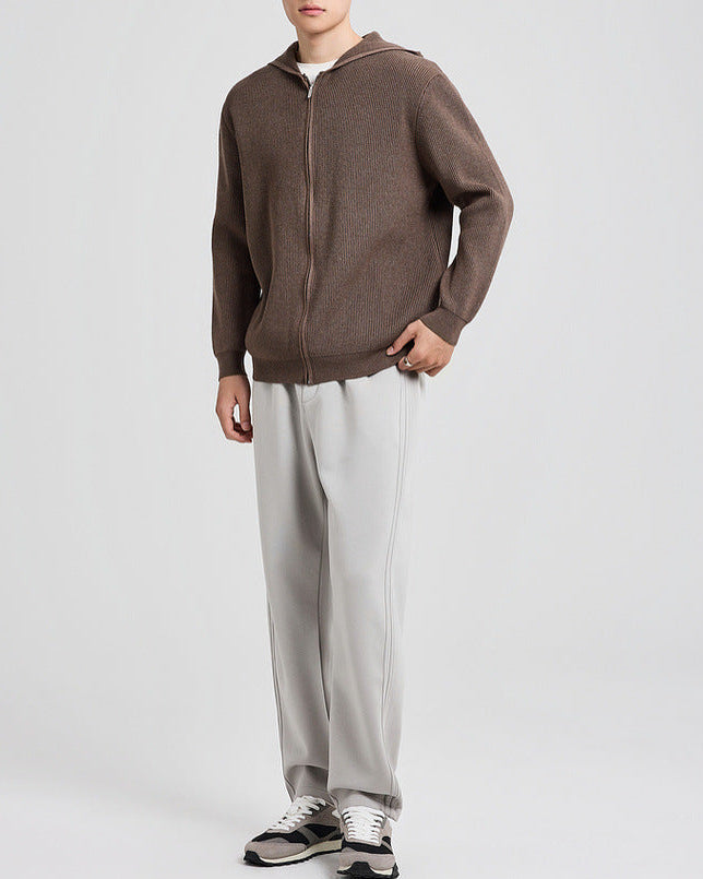 Cardigan en maille à capuche marron porté avec un pantalon gris, vue de profil en pied