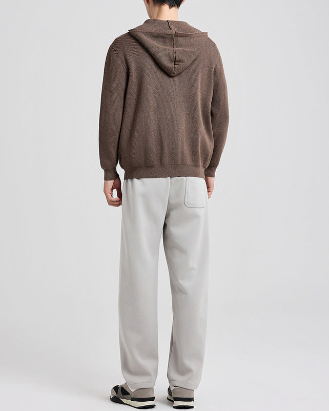 Cardigan en maille à capuche marron porté avec un pantalon gris, vue de dos en pied