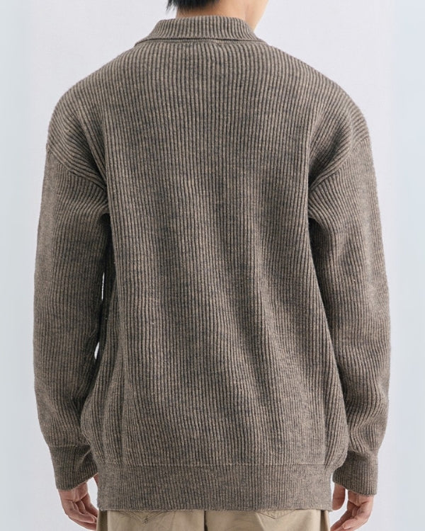 Cardigan boutonné en maille côtelée marron, vue de dos