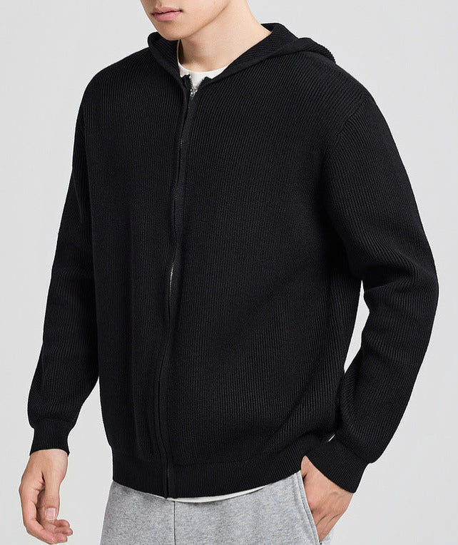 Cardigan en maille à capuche noir, vue de trois quarts de la capuche et de la fermeture éclair