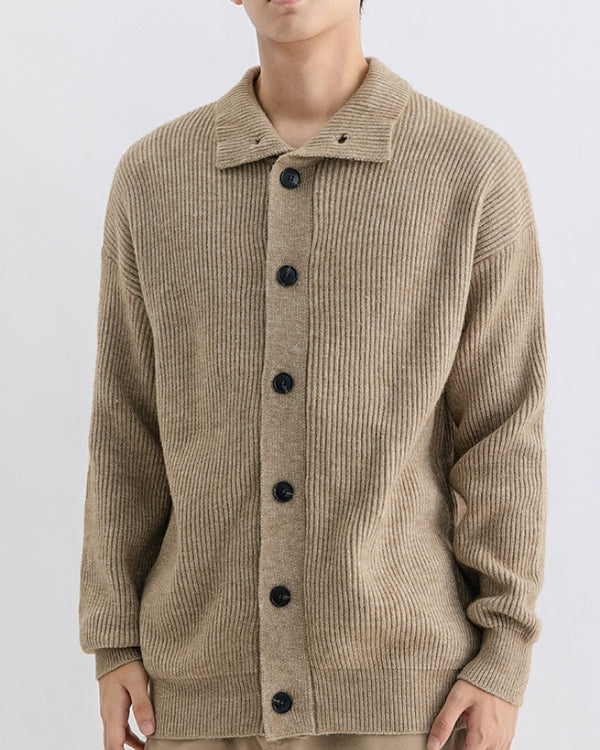 Cardigan boutonné en maille côtelée beige à col plat, vue de face