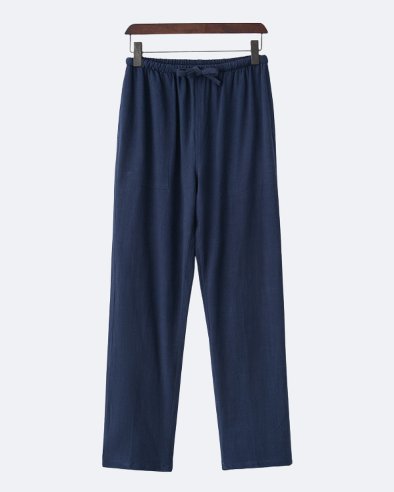 Pantalon bleu marine à cordon de serrage sur un cintre en bois, vue de face