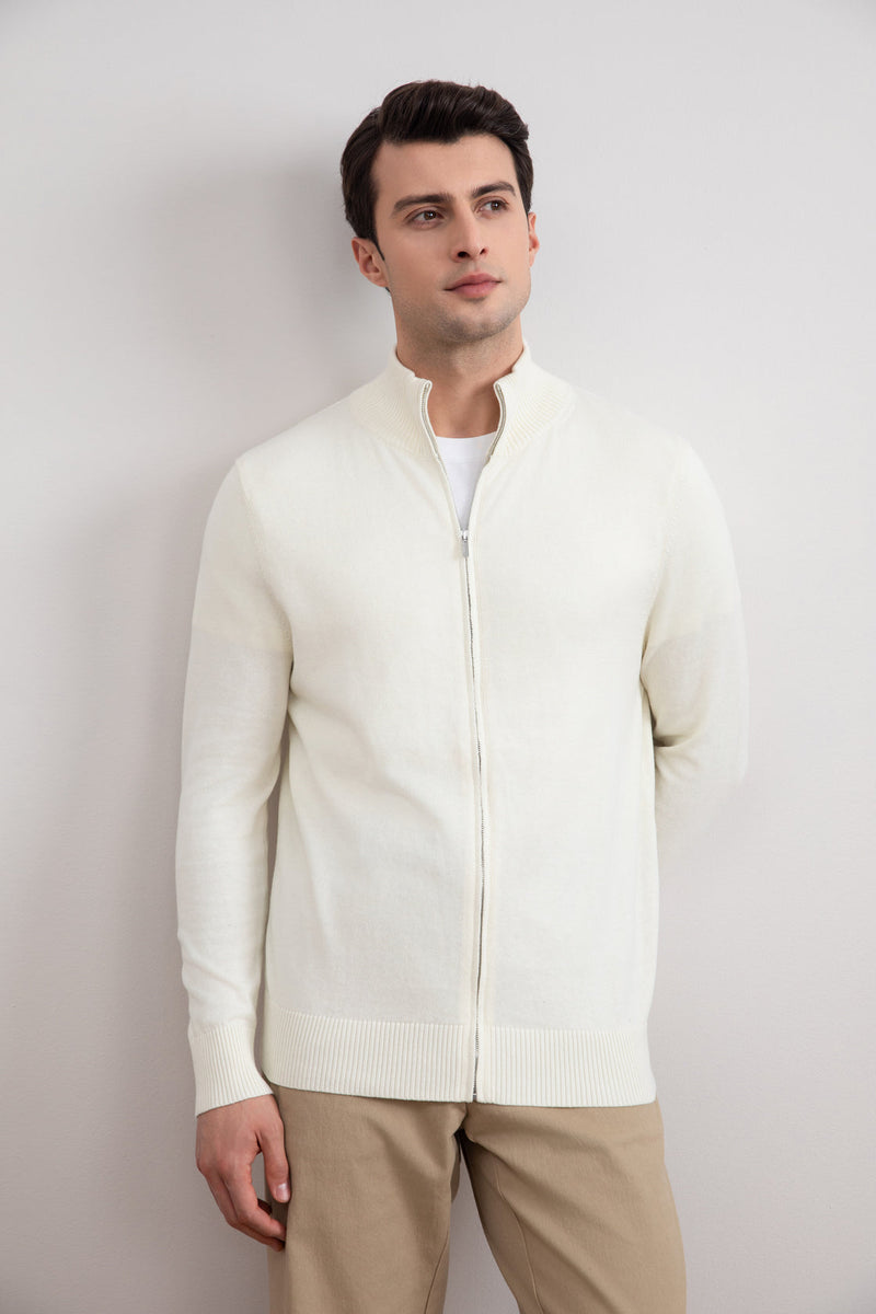 Cardigan zippé écru porté avec un pantalon fauve, vue de face
