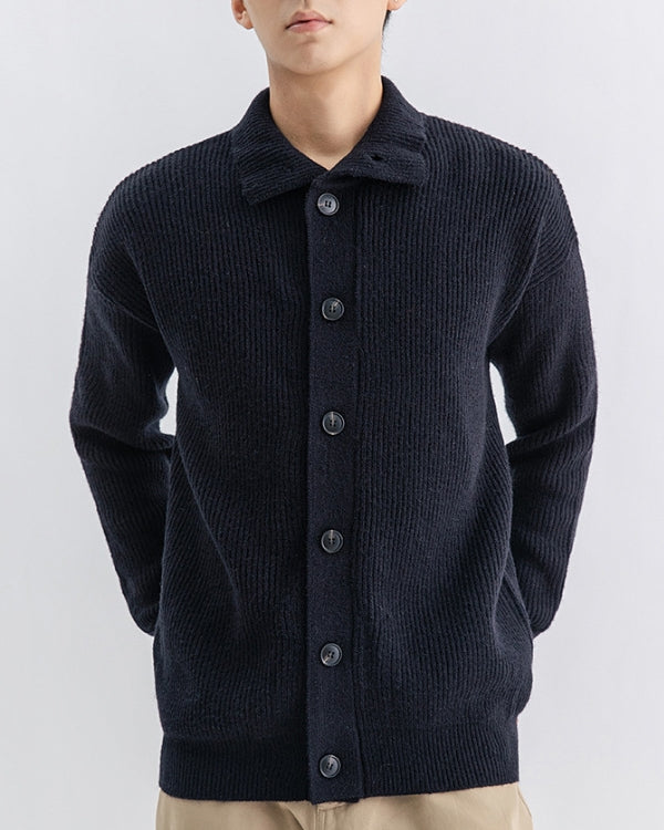 Cardigan boutonné en maille côtelée bleu marine à col plat, vue de face
