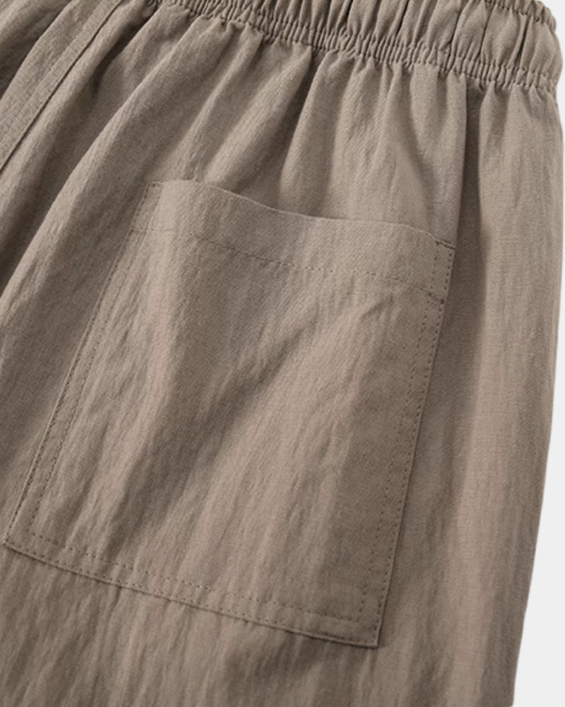 Gros plan sur la poche plaquée et le tissage texturé du pantalon kaki