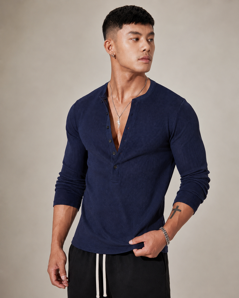 Pull Kade en maille côtelée bleu marine porté par un mannequin, vue de face : encolure ronde côtelée, demi-patte de boutonnage, poignets côtelés.