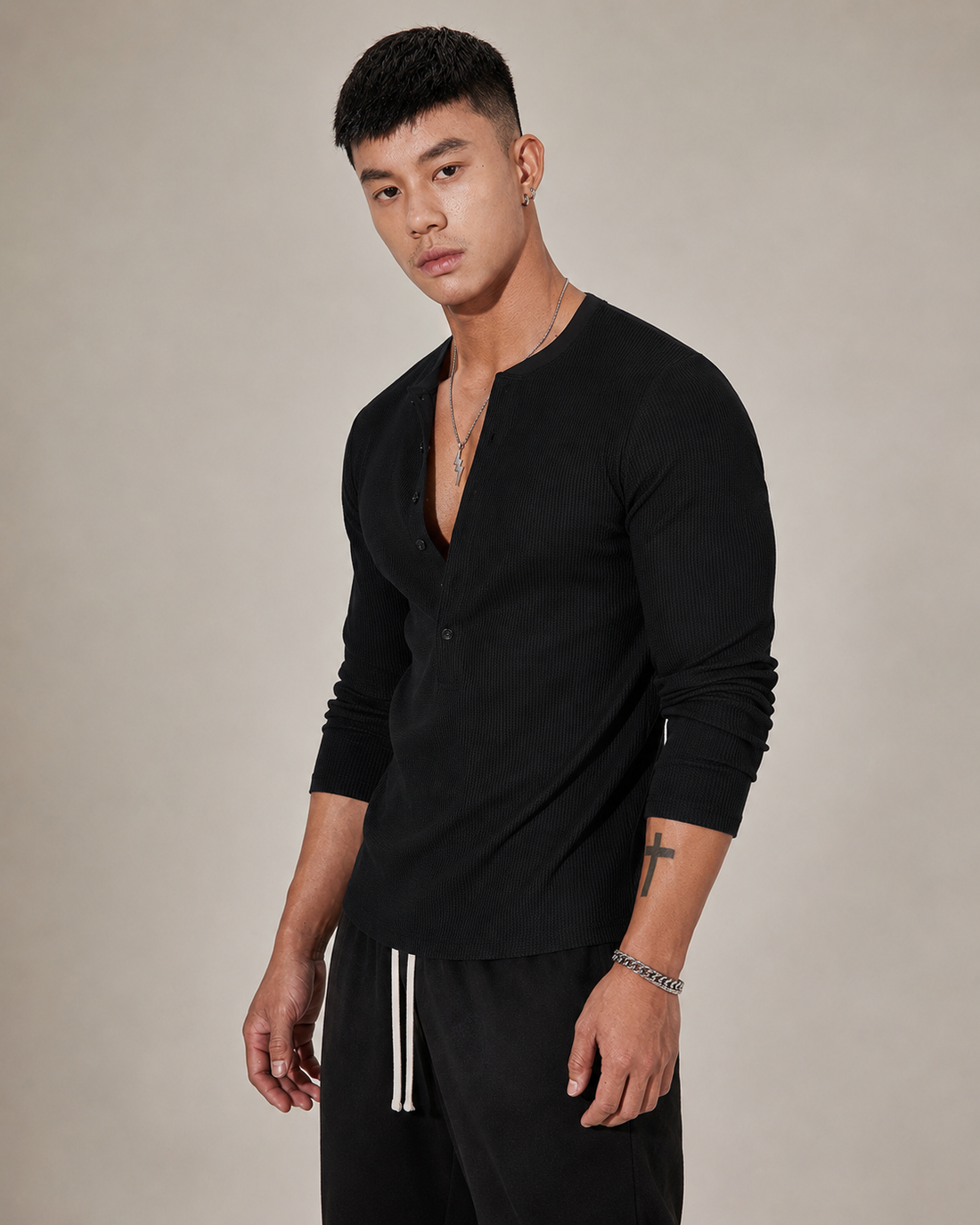 Pull Kade en maille côtelée noir porté par un mannequin, vue trois quarts, coupe ajustée visible sur le buste.