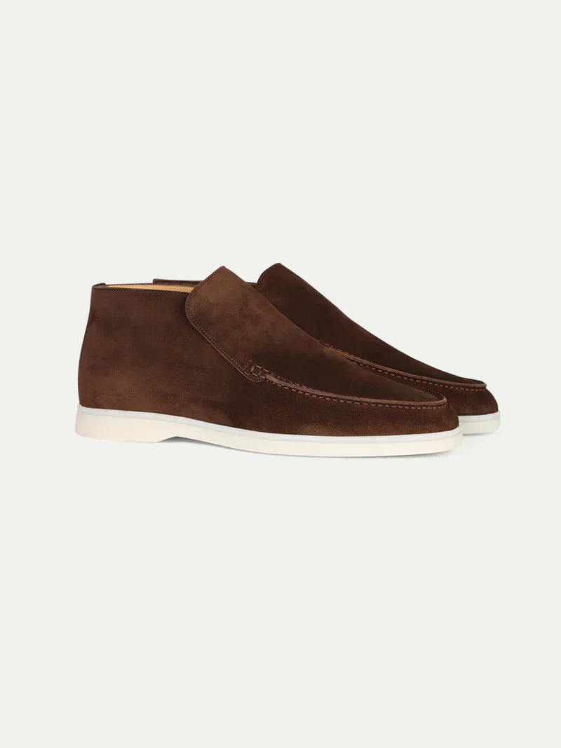 Paire de mocassins montants marron, vue de trois quarts face