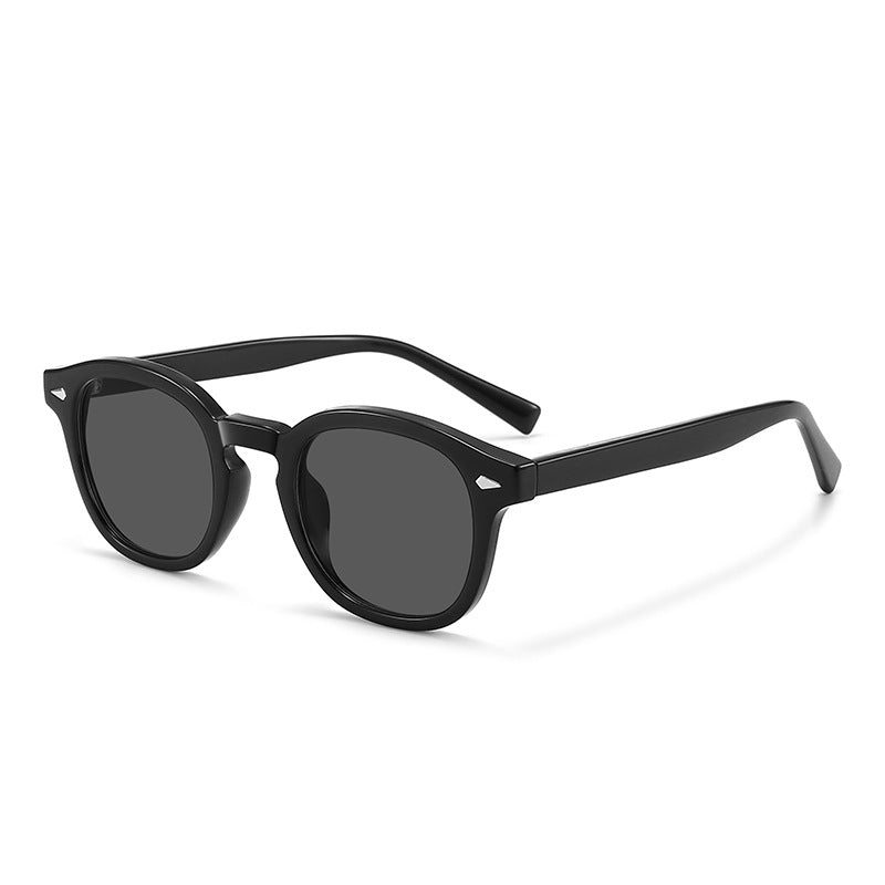 Lunettes de soleil à monture ronde noire à verres foncés, photo produit en angle